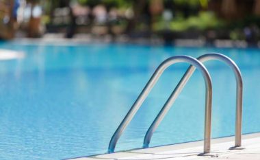 E reja rrezikoi të mbytej në pishinë, shpallet në kërkim administratori i restorantit në Linzë