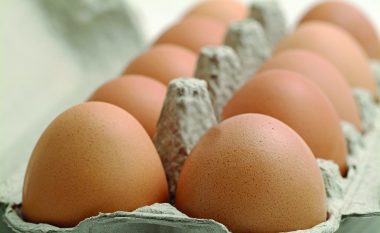 Në frigorifer apo në ambient, ja si duhet t’i ruajmë vezët. A duhet t’i heqim prej letrës?