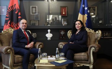 Viziton sot Kosovën, presidenti Begaj pritet nga Vjosa Osmani (FOTO LAJM)