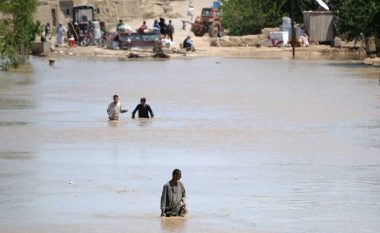 Shira të dendur në Afganistan, përmbytjet  shkaktojnë dhjetëra vdekje në Afganistan