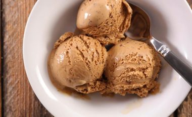 Ju presin ditë të nxehta, 3 receta të thjeshta akulloresh që mund t’i bëni në shtëpi