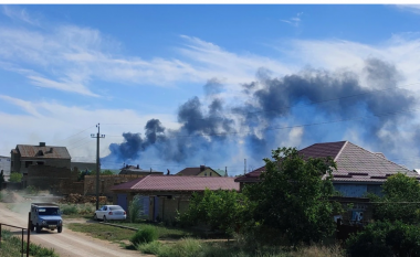 Shpërthime të forta në një bazë ajrore ruse në Krime