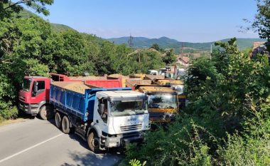 Tensionet në Veri, largohet edhe kamioni që bllokonte rrugën në Bërnjak