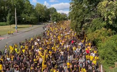 Tifozët e Dortmundit krijojnë një atmosferë spektakolare edhe në rrugë (VIDEO)