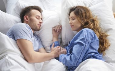 Pavarësisht gërhitjes, fjetja me partnerin qetëson dhe ruan zemrën