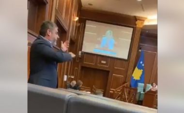 Mimoza Kusari mban fjalim në Kuvend, deputeti i PDK-së “i bie violinës” (VIDEO)