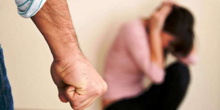 E rëndë në Tiranë, 47-vjeҫari dhunonte gruan dhe vajzën, e shoqja tentoi vetëhelmimin