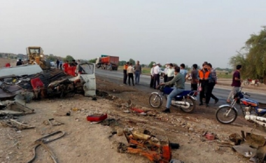Kamioni përplaset me minibusin në Iran, të paktën 16 persona ndërrojnë jetë