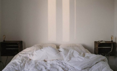 Gjatë verës ka më shumë baktere në shtrat, ekspertja ju tregon sa shpesh duhet t’i ndërroni çarçafët