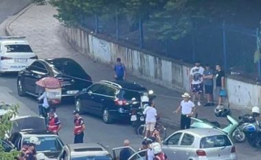 Dy “Mercedes” bien “në rrjetën e Shqiponjave” te Stadiumi Dinamo, shoqërohet babai i Stresit (VIDEO)
