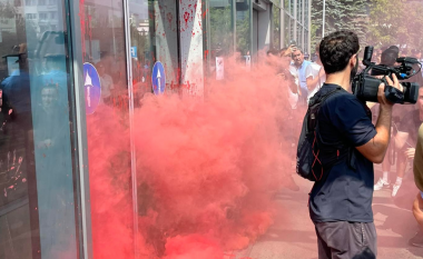 Rasti i 11-vjeçares, protestuesit gjuajnë me ngjyrë të kuqe godinën e Qeverisë në Kosovë