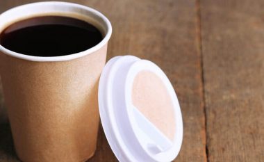 Ndikon drejtpërdrejt në hormone, arsyeja e fortë pse nuk duhet të pini më kafe në gotë plastike