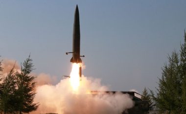 Koreja e Veriut lëshon dy raketa, si përgjigje ndaj Jugut dhe SHBA, një ditë pas nisjes së stërvitjes ushtarake mes tyre