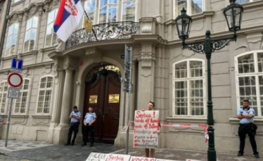 “Kosova nuk është Serbi”, aktivistë çekë protestojnë para ambasadës së Serbisë