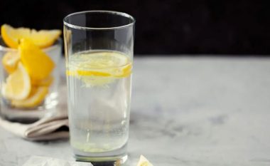 3 përfitimet e pirjes së ujit me limon