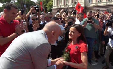 U shpall kampione e Europës, Rama i puth duart Luiza Gegës (VIDEO)