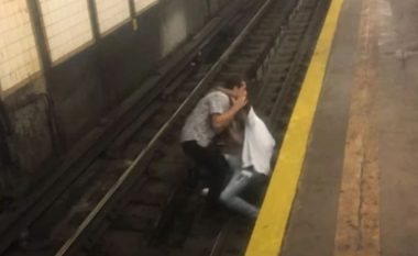 Vuri jetën e tij në rrezik, momenti kur studenti hidhet në shinat e trenit për t’i shpëtuar jetën një burri (VIDEO)