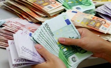 Shqiptarët po i besojnë gjithnjë e më shumë Euros, mbajtja e parasë fizike është rritur në nivelet e një dekade më parë