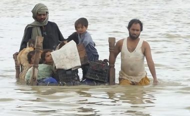 Përmbytjet në Pakistan lënë të vdekur mbi 1 mijë persona