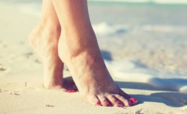 ​Pesë arsye pse ecja në rërë është e shëndetshme