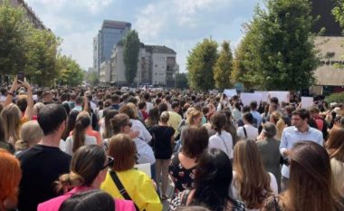Nis protesta për abuzimin e 11-vjeçares në Kosovë, qytetarët “përlyejnë me gjak” muret e Ministrisë së Drejtësisë
