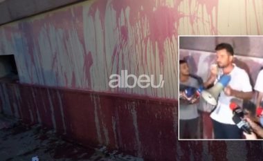 Protestuesit lyejnë me “gjak” muret e Ministrisë së Brendshme, i afërmi i 7-vjeçares: Jonada është amaneti i gjithë shqiptarëve