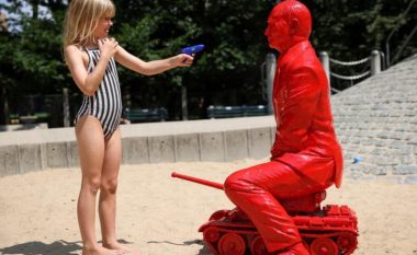 Instalohet statuja e Putinit në një park lojrash në Nju Jork, fëmijët luajnë me të (FOTO LAJM)