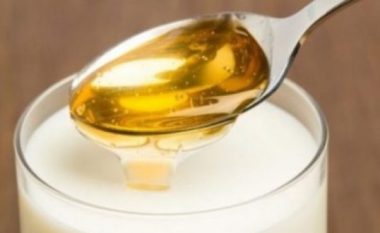 Ja çfarë ndodh me trupin tuaj nëse e pini qumështin me mjaltë çdo ditë