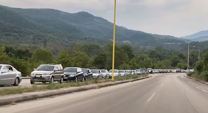 Radhë kilometrike në Kakavijë, kthimi në atdhe u kthehet në makth emigrantëve, shkak doganat me sportele të reduktuara (VIDEO)