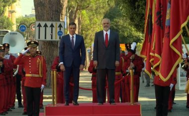 Kryeministri spanjoll mbërrin në Tiranë, Rama e pret me ceremoni shtetërore (VIDEO)