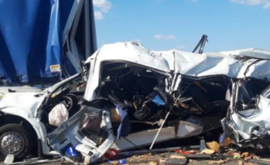 TRAGJIKE/ Minibusi përplaset me kamionin, 15 persona humbin jetën