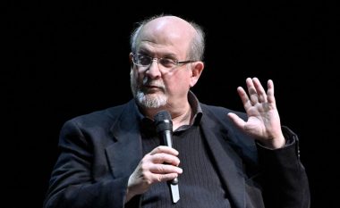 Intubohet pas sulmit Salman Rushdie, rrezikon të humbasë njërin sy