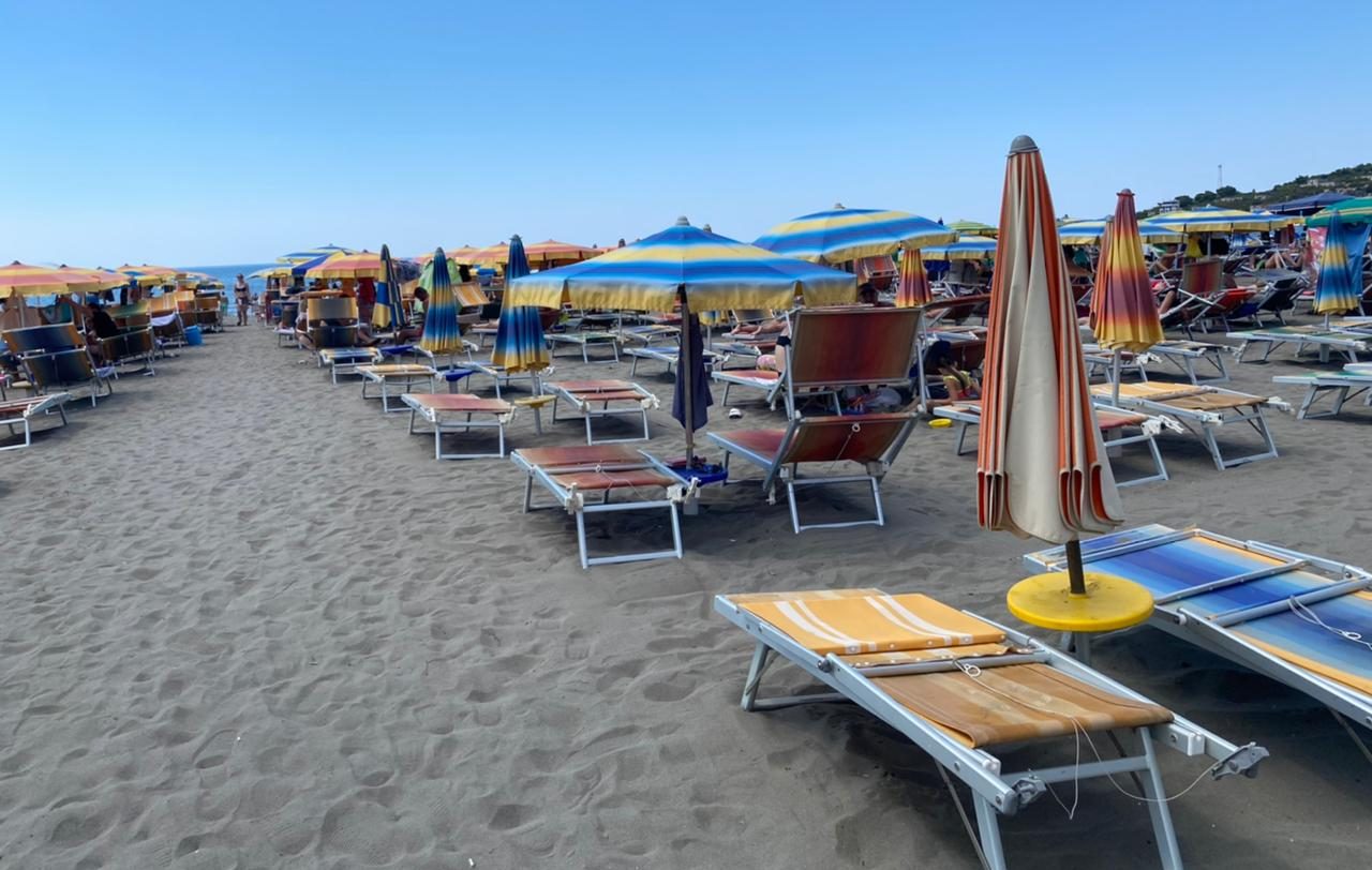 Rritja e çmimeve dhe rënia e euros, “boshatiset” plazhi i Shëngjinit (FOTO LAJM)