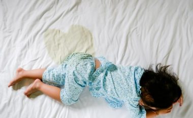 Si mund të ndihmoni fëmijën tuaj të mos urinoj në shtrat?