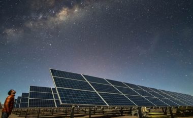 Panele “diellore” që ngarkohen natën, si funksionojnë?