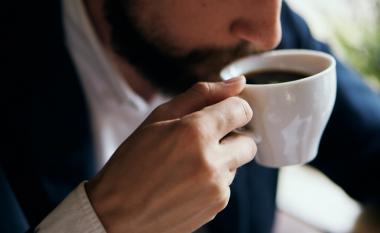 Këta 12 lloje njerëzish nuk duhet të pinë kurrë kafe
