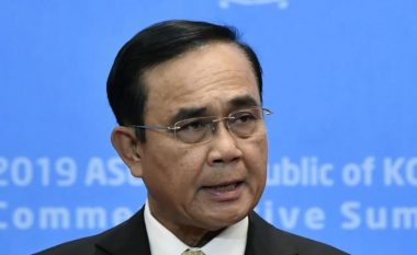 Gjykata në Tajlandë pezullon kryeministrin nga detyra