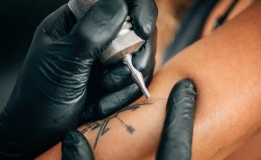 Studimi ngre alarmin: Boja e tatuazheve që futet në trup ka kimikate që shkaktojnë kancer