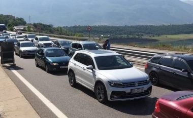 Fluks turistësh nga Kosova drejt bregdetit shqiptar, radhë kilometrike në Rrugën e Kombit