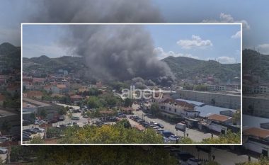 Zjarr masiv në një fabrikë sfungjeri në Tiranë, tymi i zi mbulon zonën
