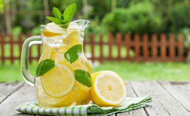 Pse duhet konsumuar uji me limon? Mjeku: Ja si ndikon te fshikëza urinare