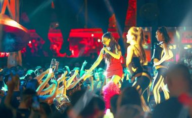 Po bën xhiron e rrjetit, fansi puth Elvana Gjatën në koncert gjatë hitit “1,2,3 puthe!” (VIDEO)