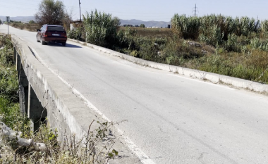 Ura që lidh 3 bashki e degraduar, kryebashkiakja e Patosit: Përbën rrezik (VIDEO)