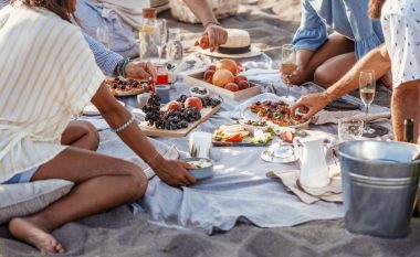 Merrni ushqime me vete në plazh? Nutricionistja: Shmangi këto produkte
