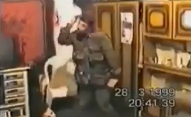 Momenti “pikant”, ushtari i UÇK-së kërcen pasi NATO nisi bombardimet në Beograd (VIDEO)