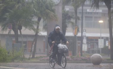 Tajfuni shkatërrimtar godet Japoninë, miliona banorë po evakuohen (VIDEO)