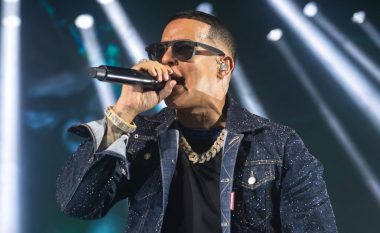 Kaos në koncertin e Daddy Yankee, mijëra njerëz hyjnë me forcë, policia i shpërndan me ujë (VIDEO)