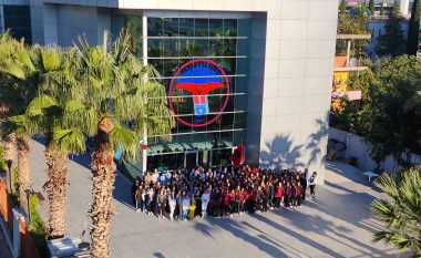 Kolegji “Mehmet Akif” u mbyll me urdhër të qeverisë, nxënësit në protestë