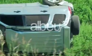 Aksident i rëndë në Lezhë, makina del nga rruga dhe përmbyset në livadh (VIDEO)