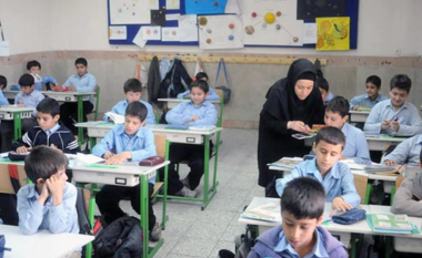 Irani rishikon mbi 200 tekste shkollore pas urdhrave të liderit suprem